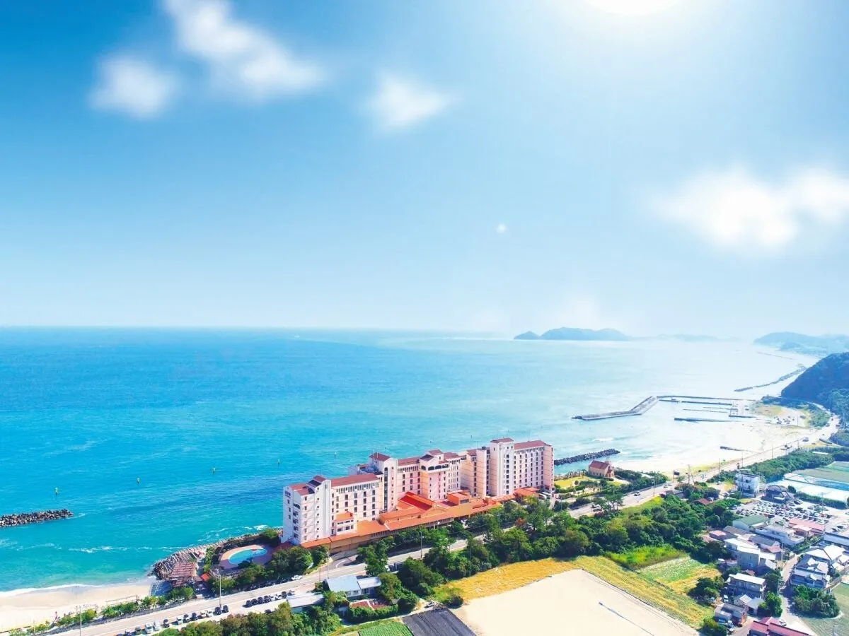 海沿いに建つホテルの全景