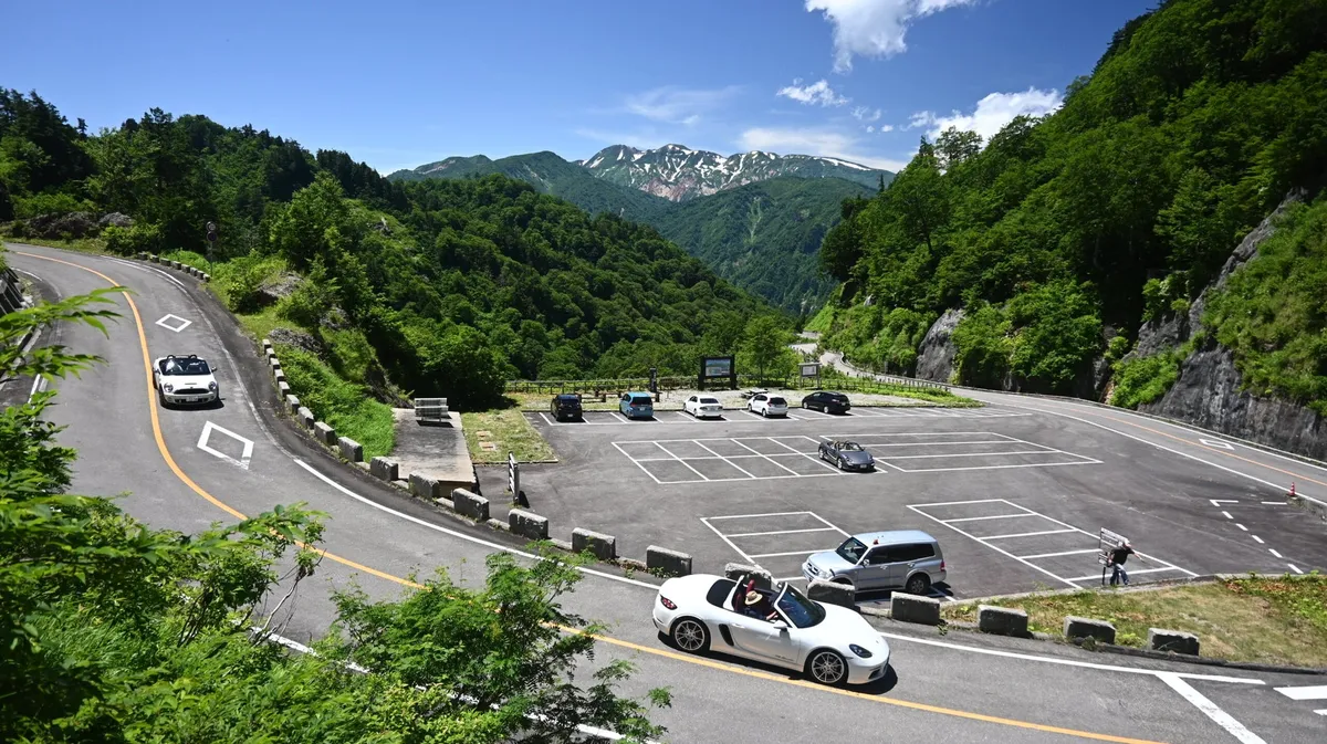 展望スポットの駐車場と雄大な山並み