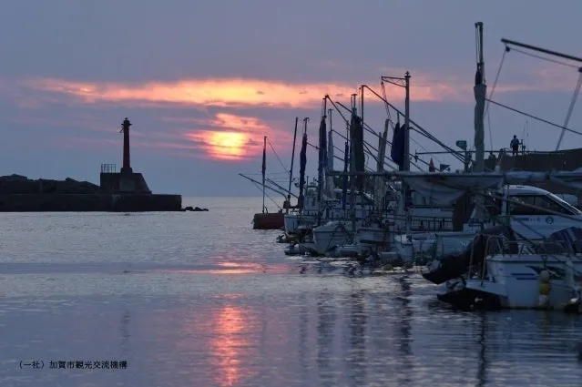 夕暮れ時の橋立漁港と漁船の風景