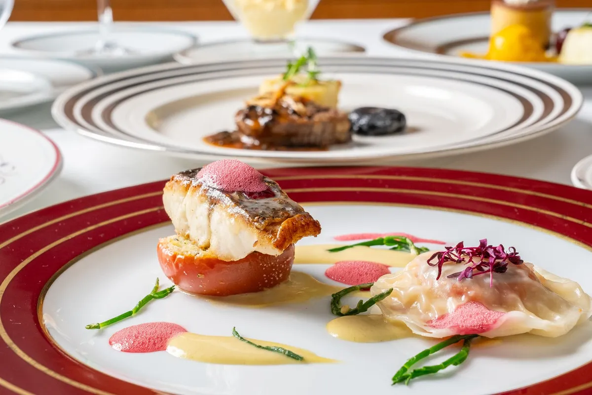 美しく盛り付けられた駿河湾産スズキの魚料理