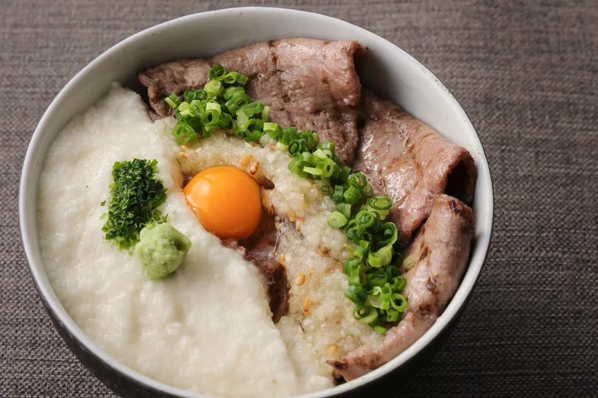 葱塩だれの牛タンととろ丼