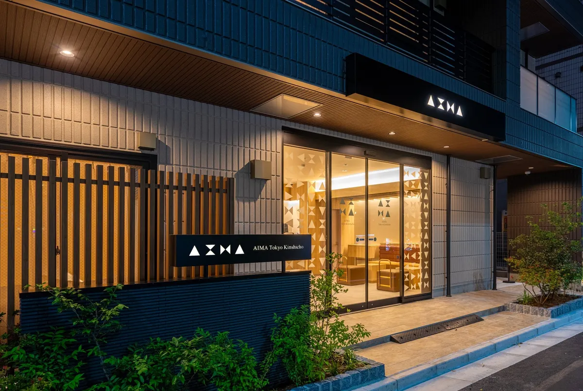ライトアップされたホテル入り口の看板