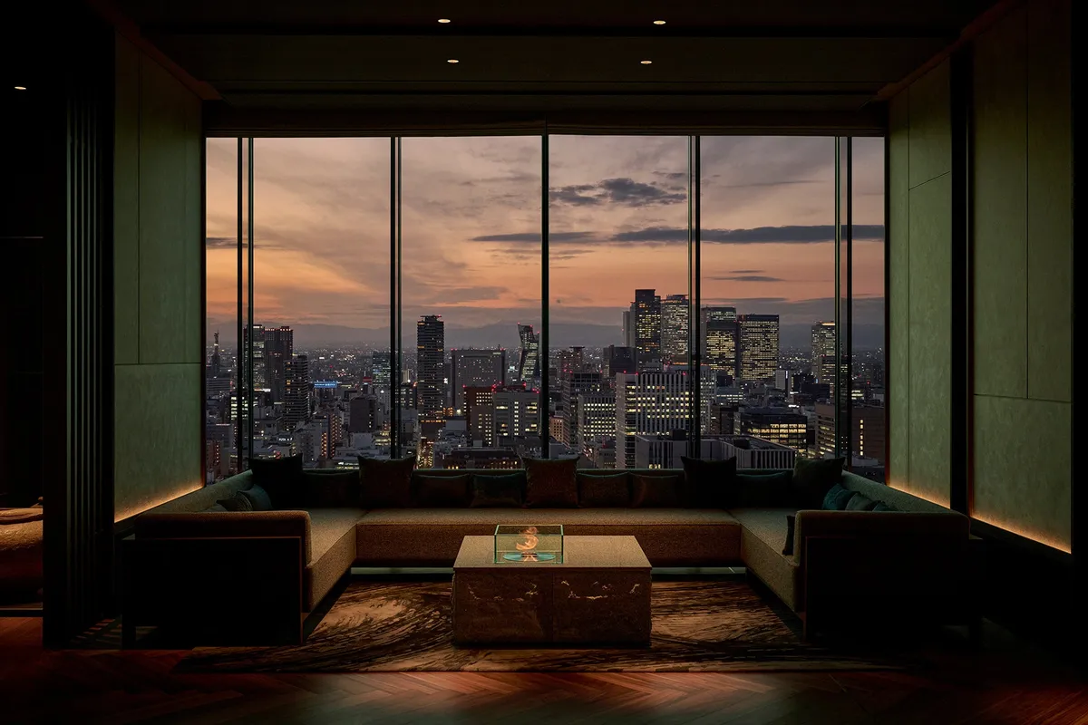 夕暮れ時の美しい景色が広がるホテルのラウンジ空間