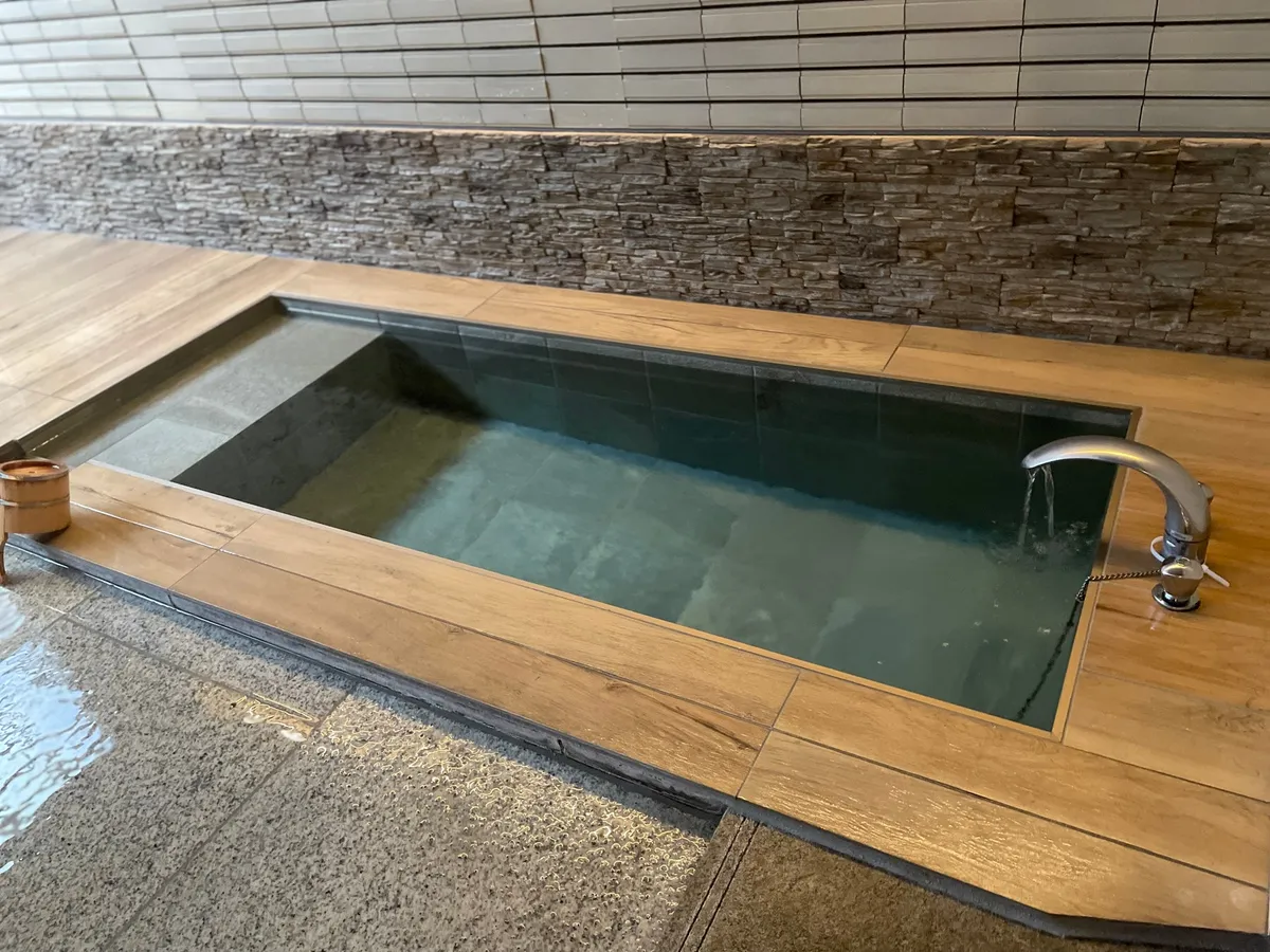 伊豆石の浴槽と天然水の水風呂