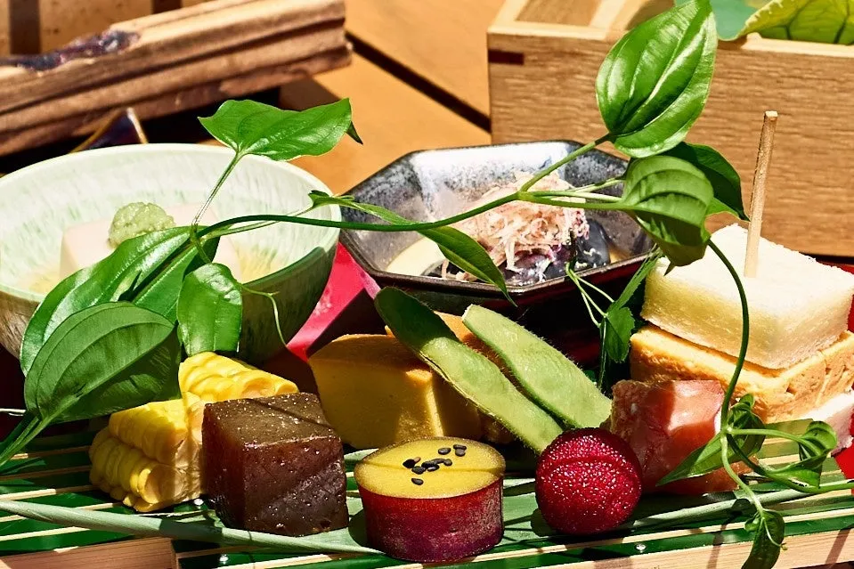 茄子の煮浸しや枝豆などのセイボリー盛り合わせ