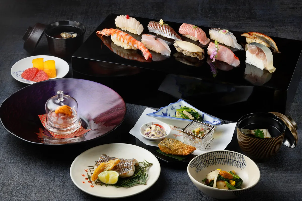 夜の鮨会席の全景。多彩な料理と鮨が並ぶ