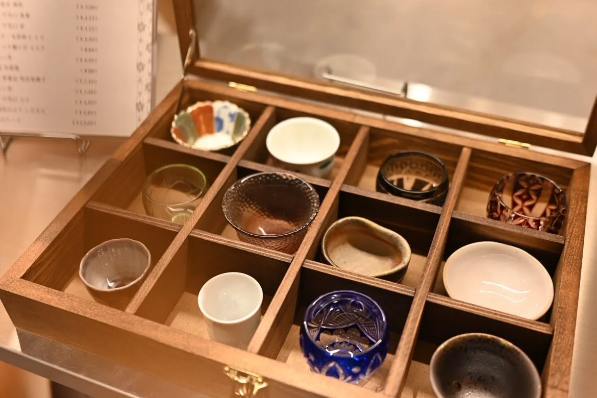 木箱に並べられた、レストランでも使用されている多彩な酒器