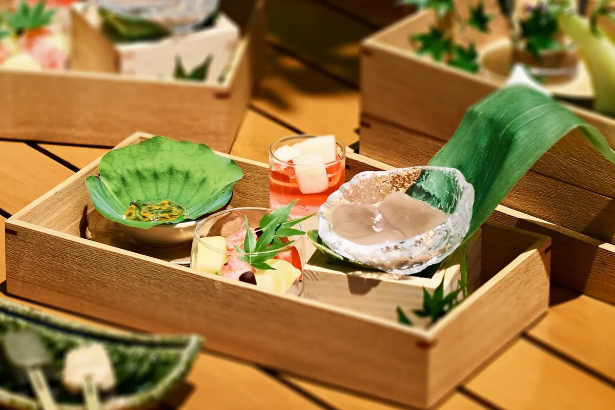 木箱に並ぶ本わらび餅や葛アイス