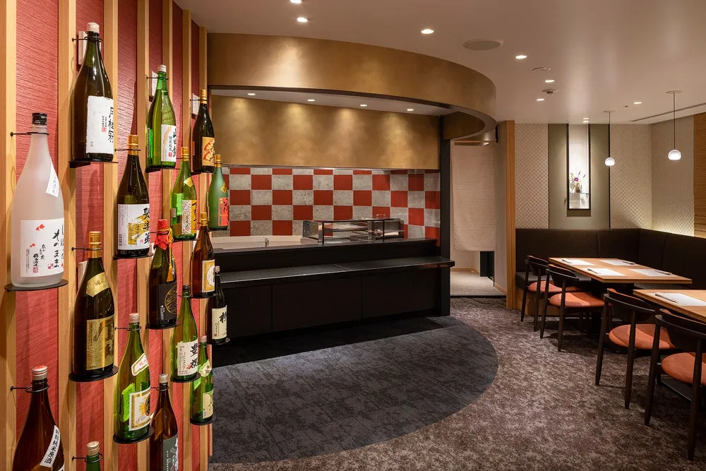 和食「浮橋」店内の日本酒が並ぶカウンター空間