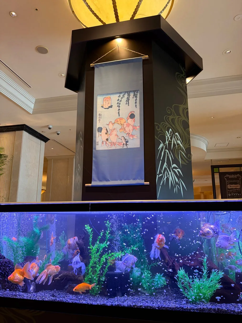 浮世絵の掛け軸と水槽のコラボレーション