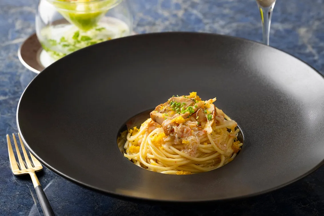 紅ズワイガニと松茸を贅沢に使用した白ワインソースのパスタ