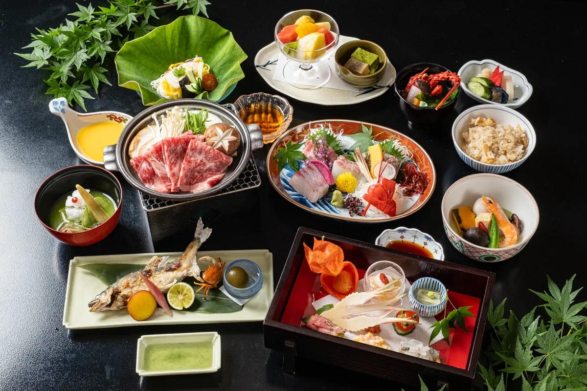 日本料理「櫂」で提供される季節感あふれる夏限定の会席料理一式