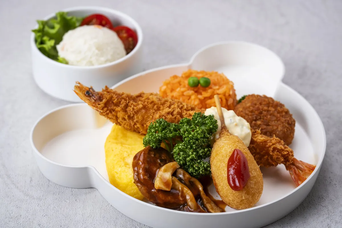 沖縄らしい盛り付けのAランチプレート
