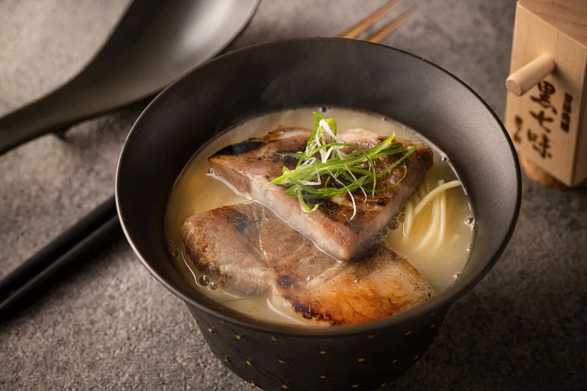 モダンな有田焼の器に盛り付けられたラーメン全景