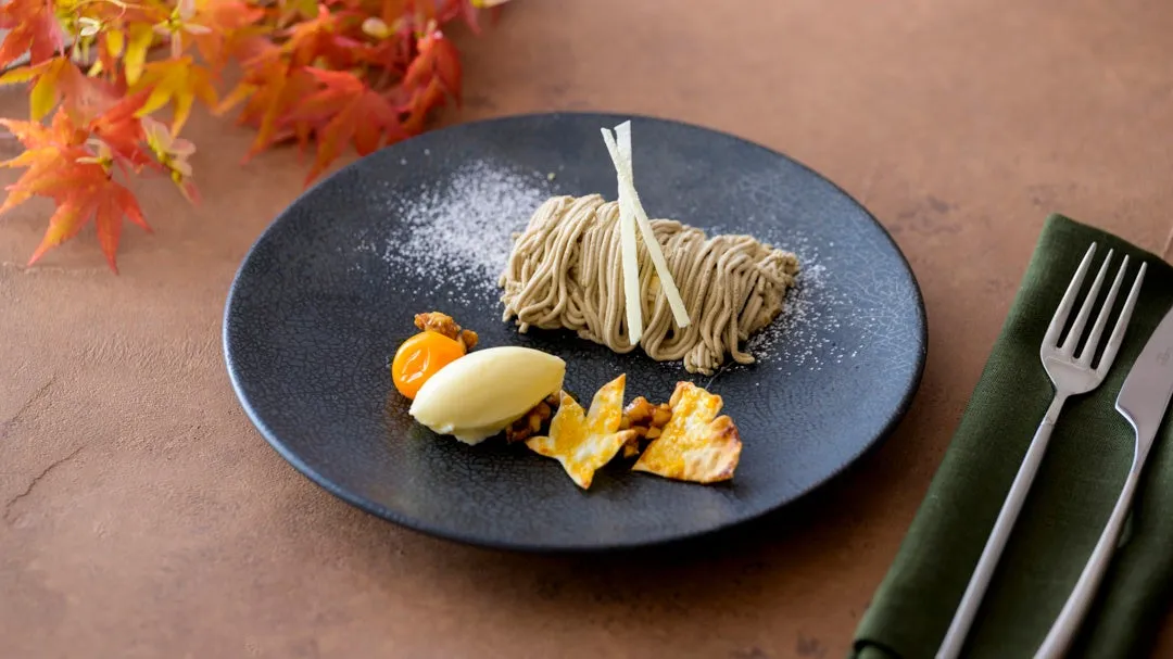 ほうじ茶のモンブランとそばの実のダックワーズを添えたデザートプレート