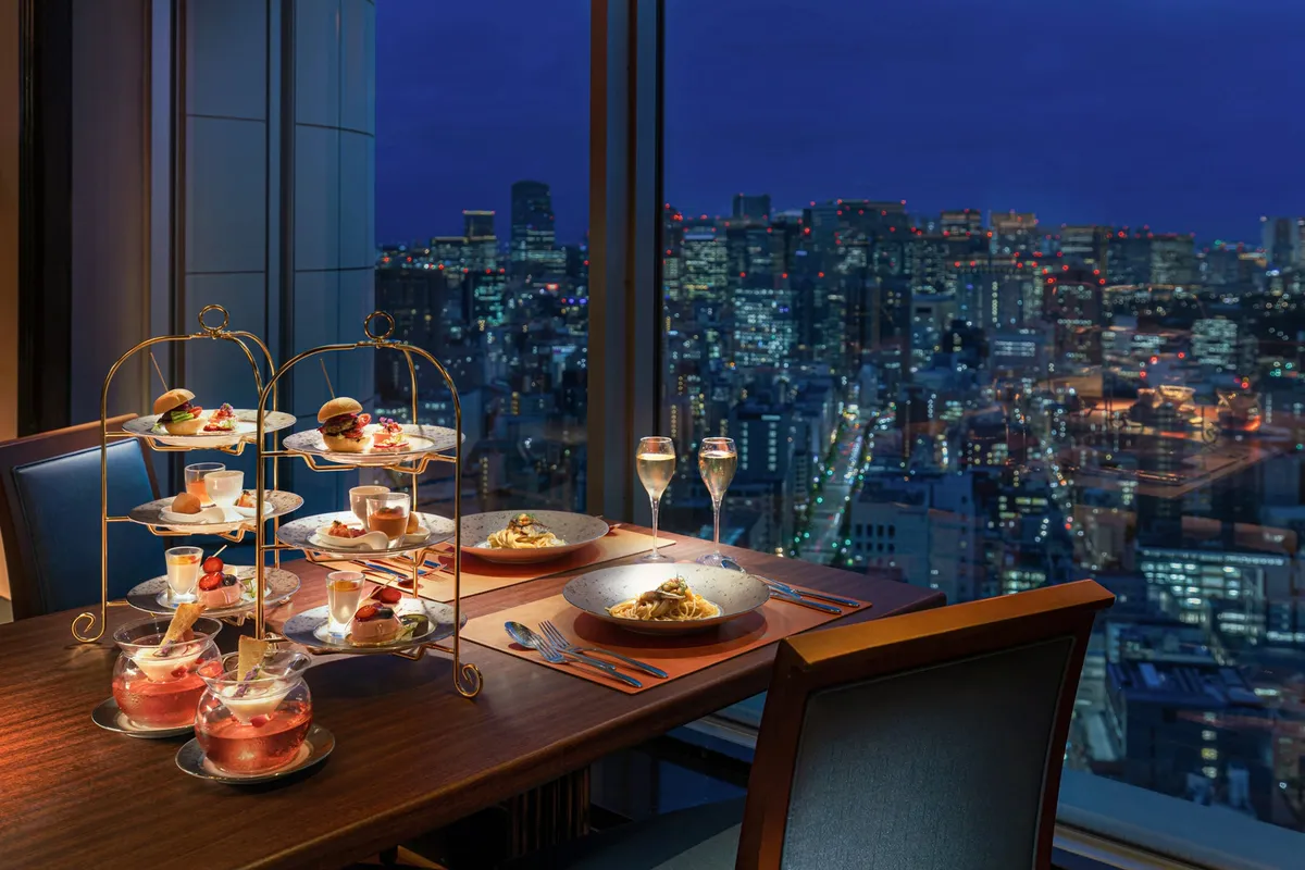 窓の外に広がる東京の夜景を眺められるペア席