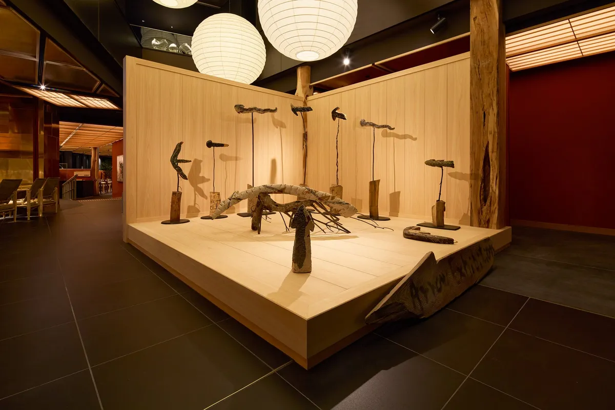 館内に展示された木製のアート作品