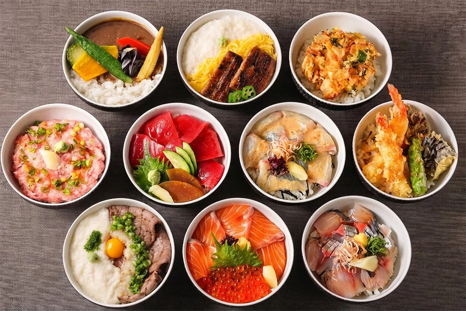 全10種の丼ぶりが並ぶ様子