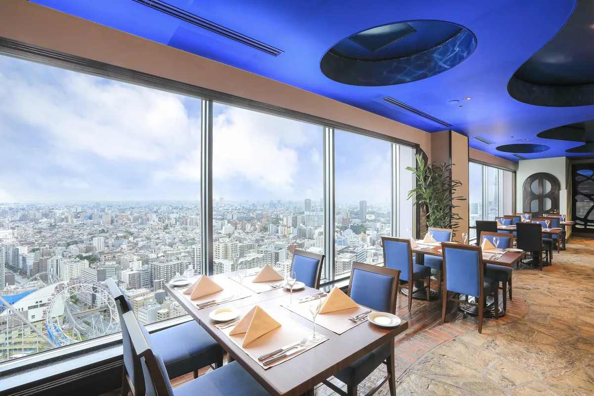 アーティスト カフェ店内の窓側席からの眺望