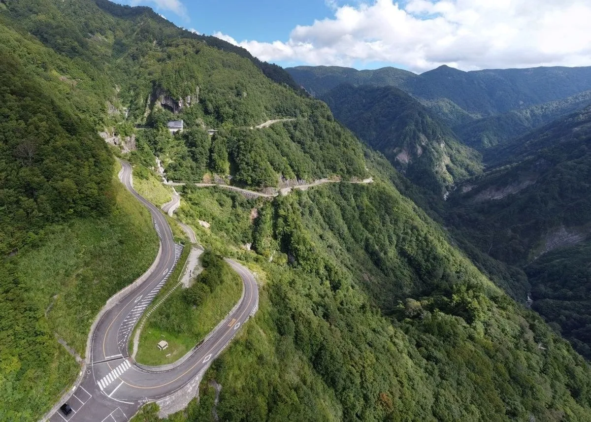 山々を縫うように走るホワイトロードの全景