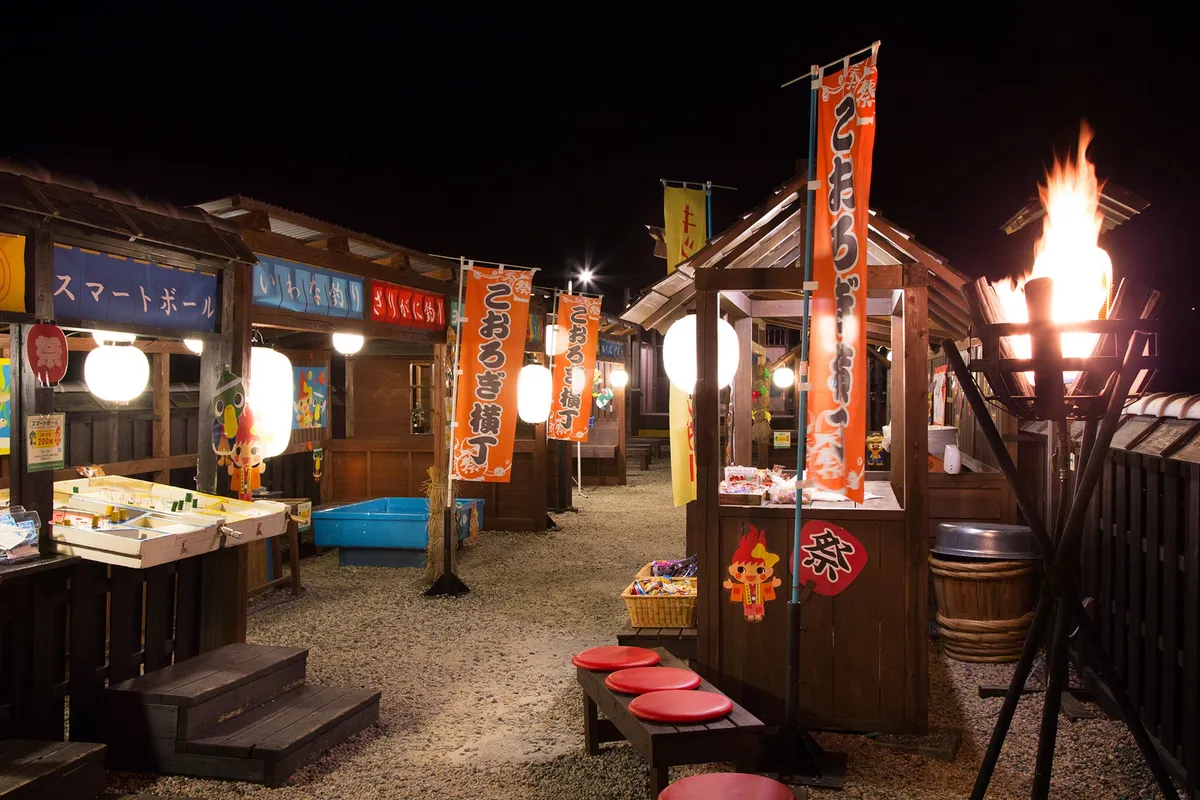 夜の縁日屋台「かがり灯屋台」の賑やかな様子