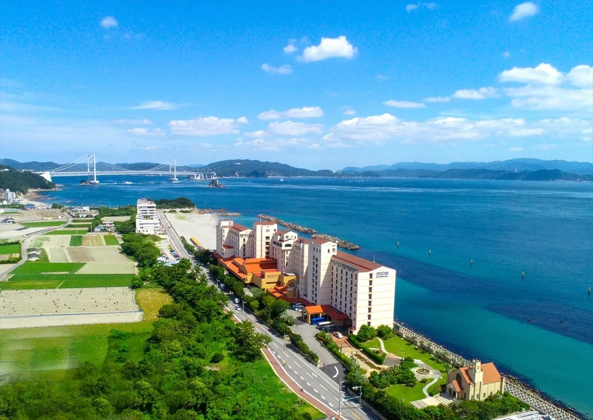 大鳴門橋を望むホテルの全景