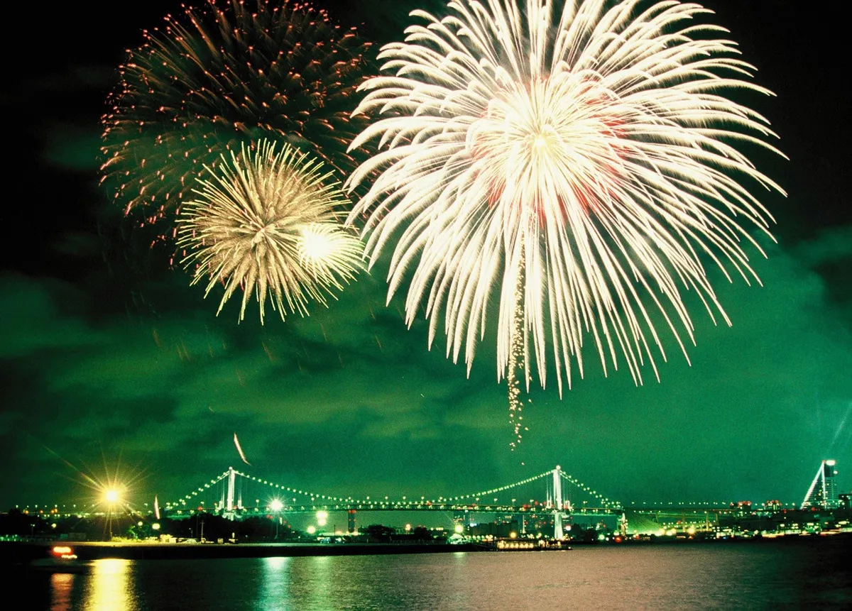 夜空を彩る大輪の花火とレインボーブリッジ