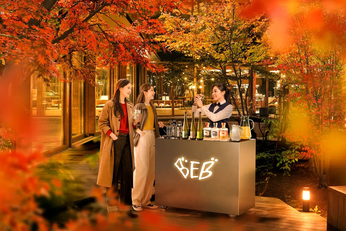 紅葉の下のバーカウンター