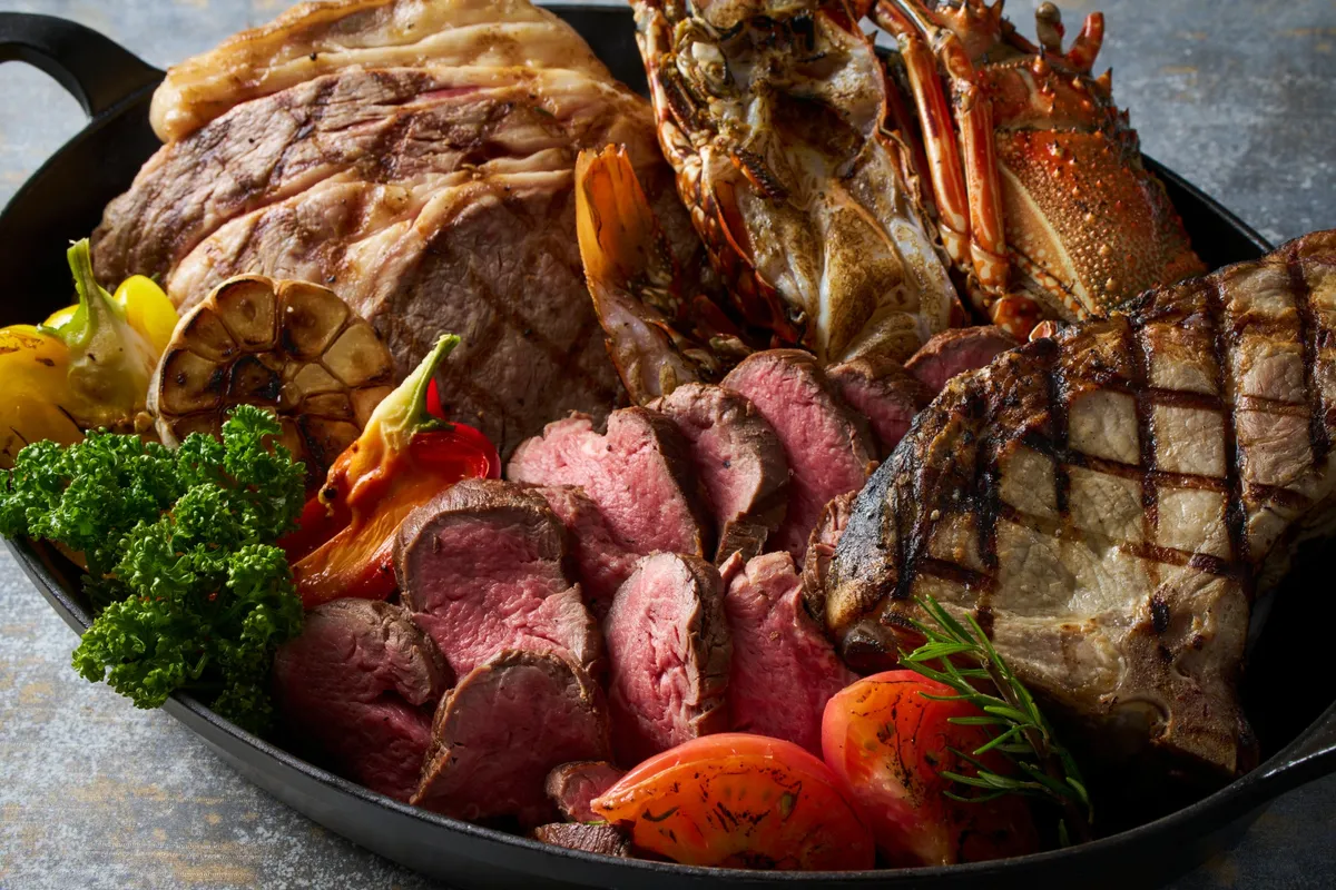 香ばしくグリルされた肉料理とシーフードのアップ