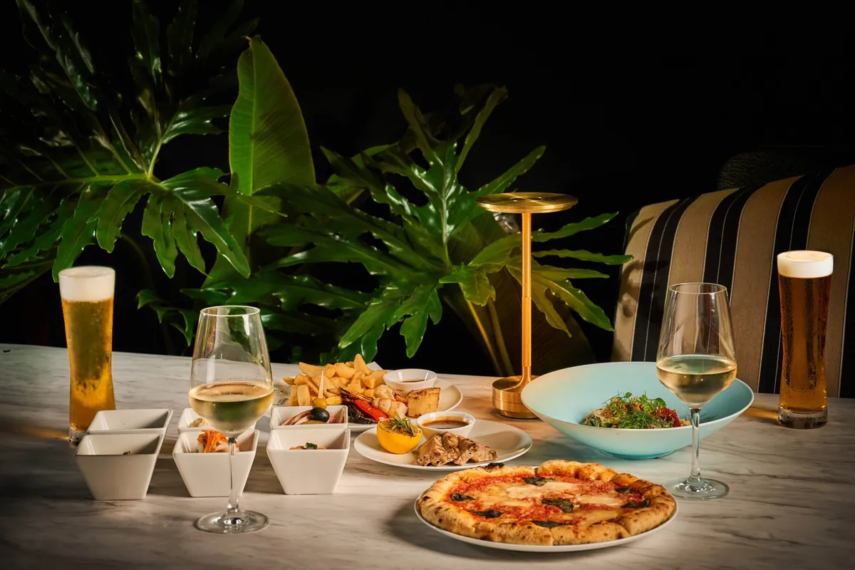 テーブルに並ぶ本格的なグリル料理とドリンク