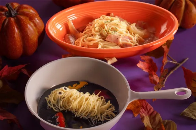 ミイラのイカスミパスタとカルボナーラ