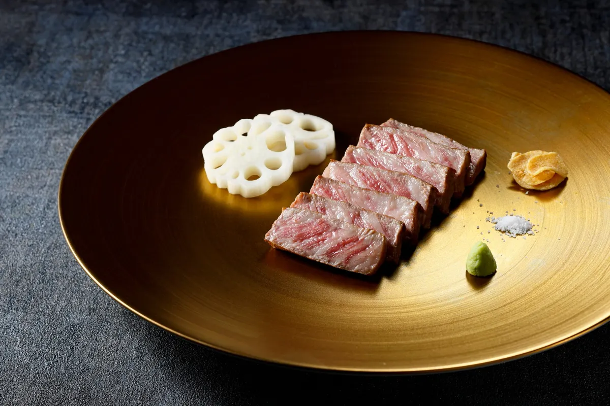 鉄板焼で仕上げたとくしま三ツ星ビーフ