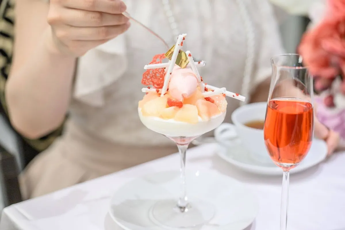 旬の桃を贅沢に使用した華やかなパフェ