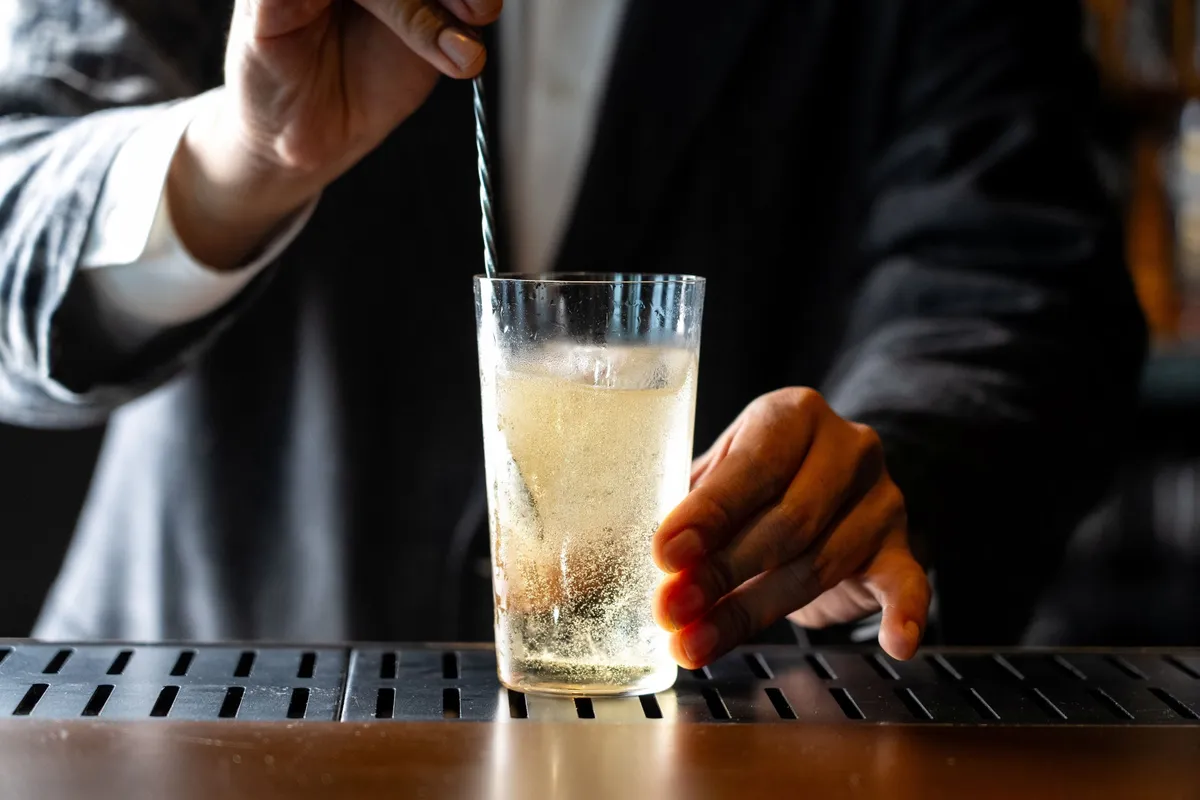 黄金色に輝く炭酸が美しいハイボールのグラス