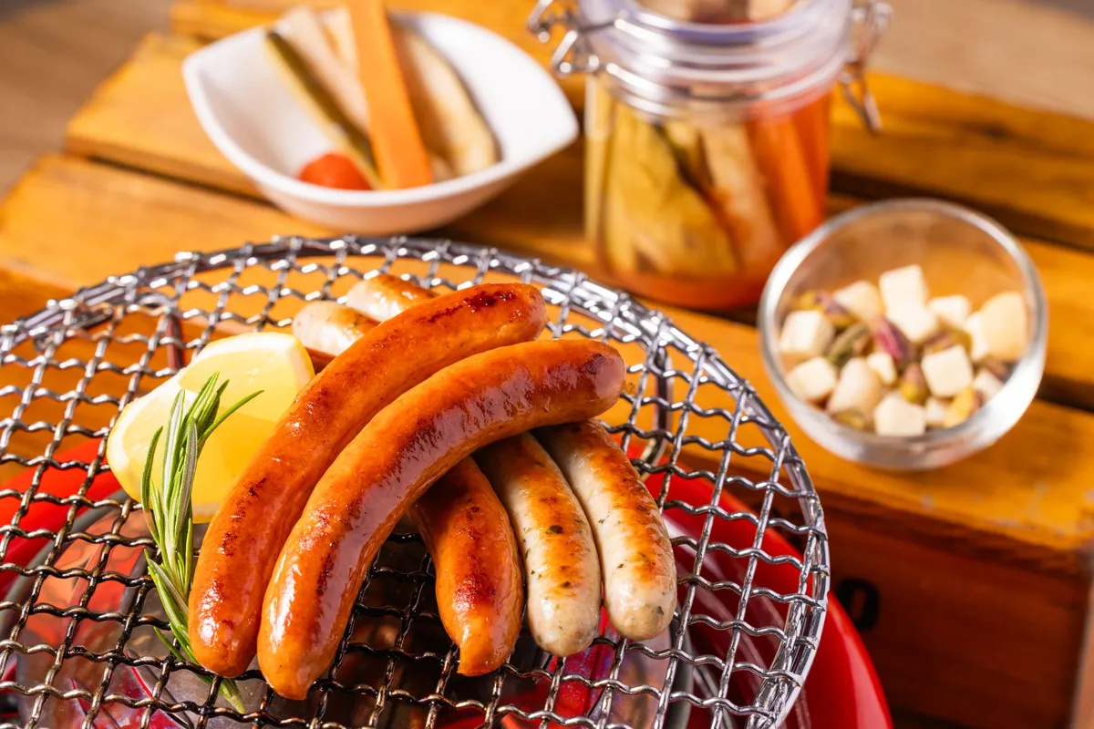 網で焼かれるソーセージ