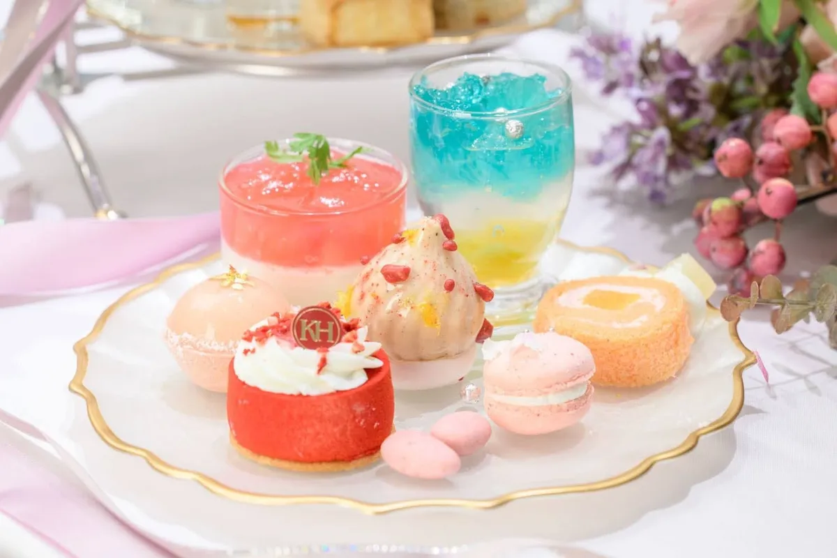 桃のムースやマカロンなどが並ぶスイーツプレート