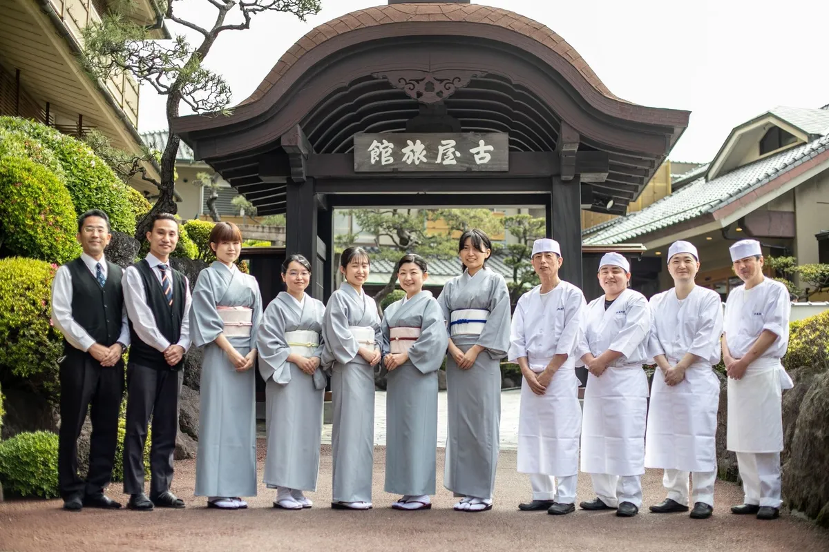 歴史ある門前に集うスタッフ