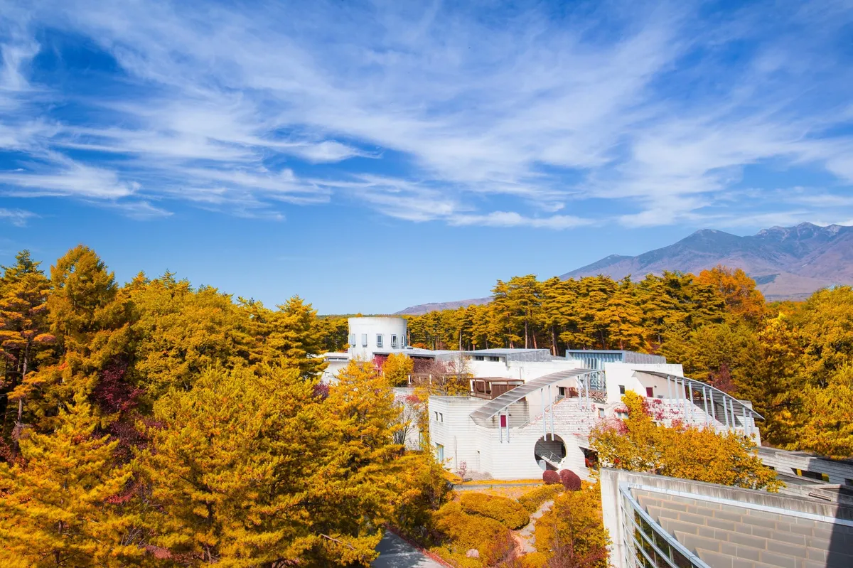 紅葉に包まれたリゾナーレ八ヶ岳の全景