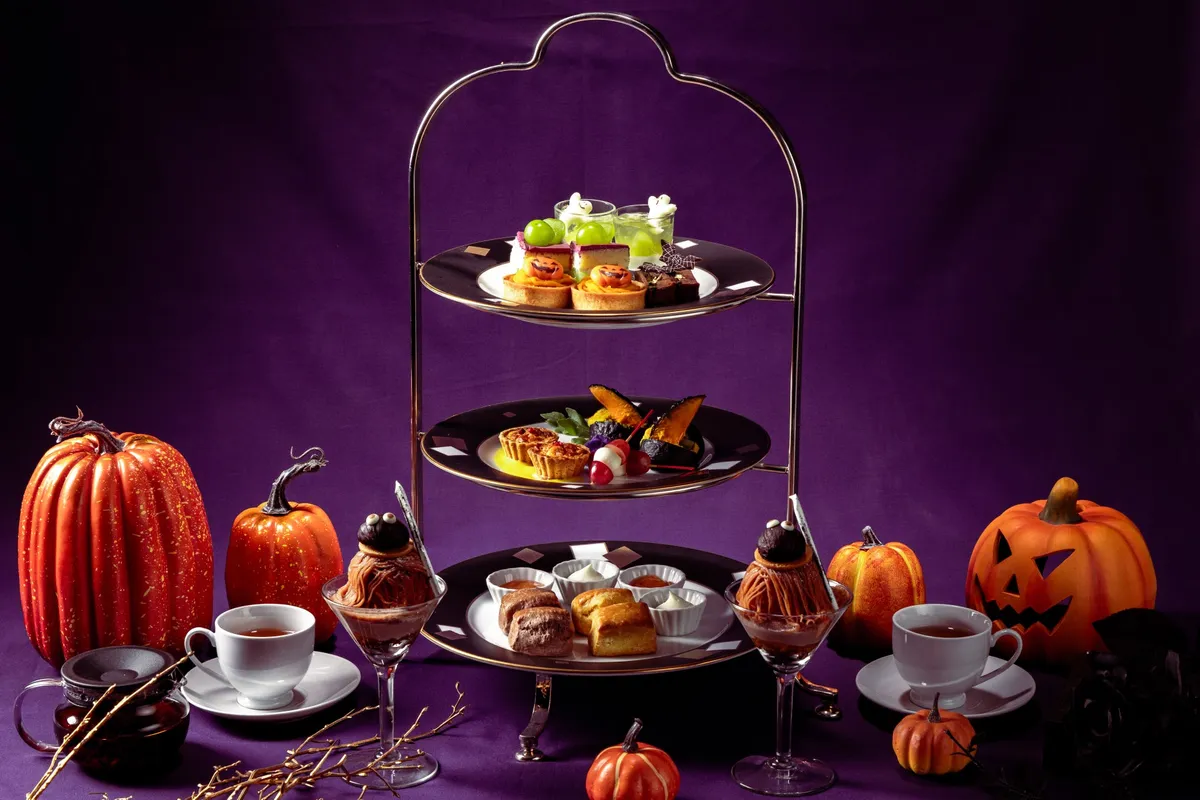 紫の背景にカボチャやコウモリのモチーフが飾られたハロウィーンアフタヌーンティー