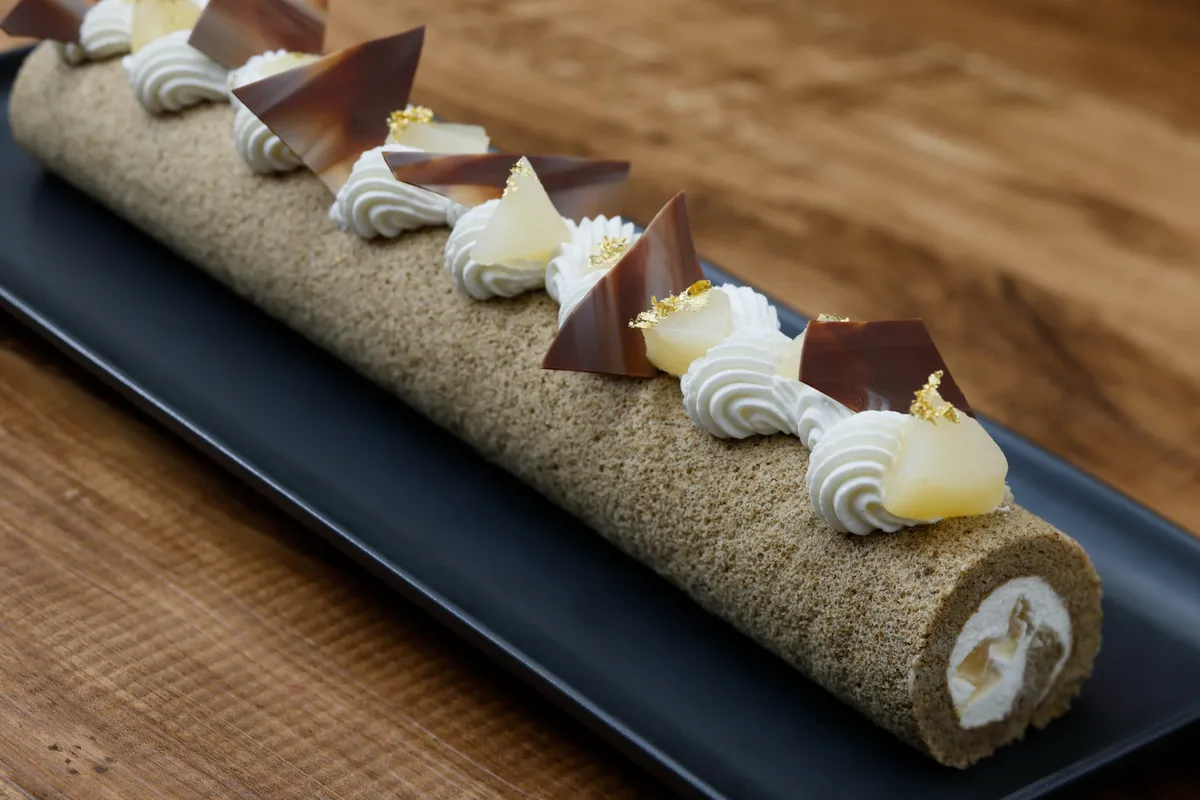 ほうじ茶と洋梨のロールケーキ